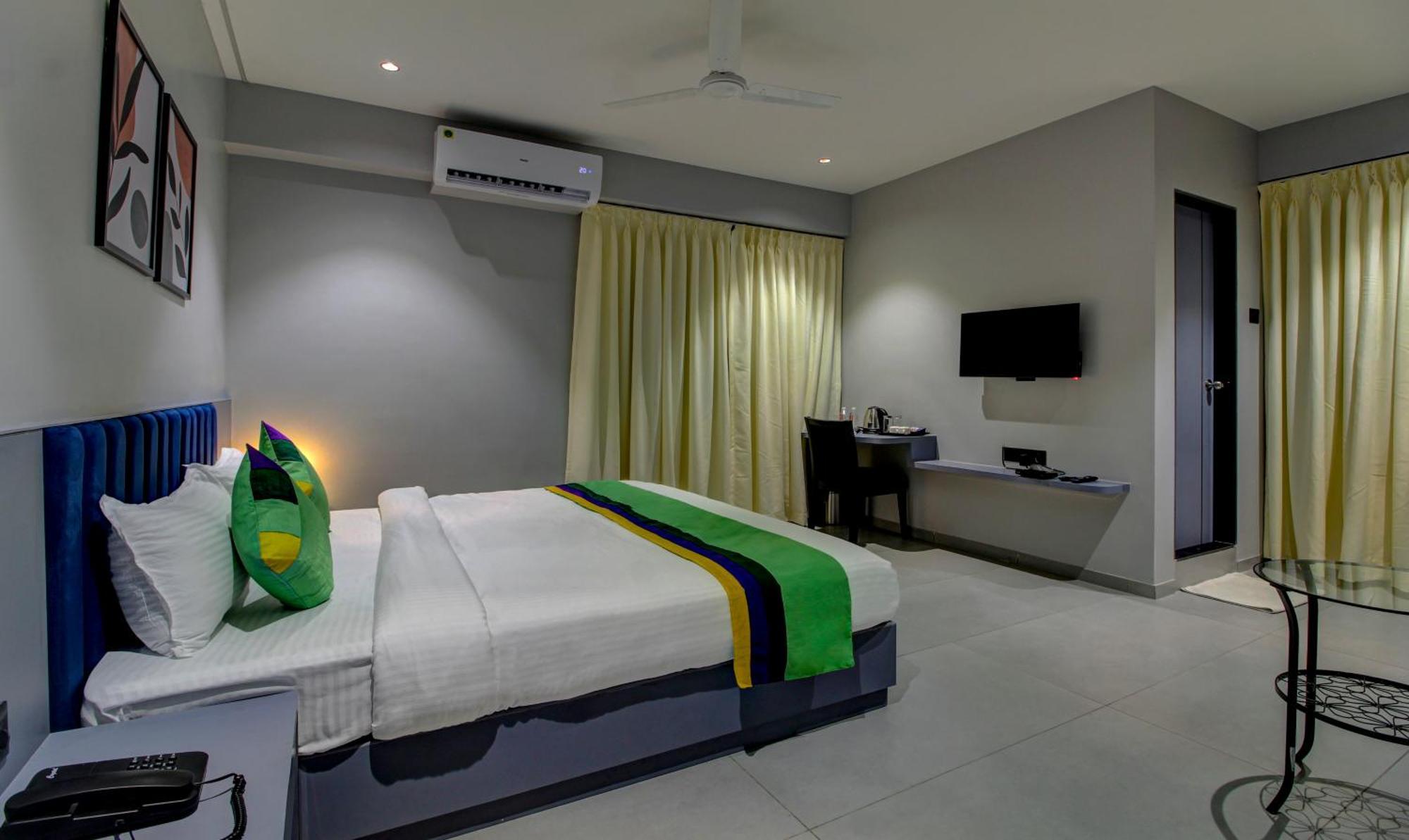 Comfort Inn Baner- Indian Nationals Only プネ エクステリア 写真